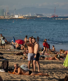 H κλιματική κρίση «καταπί­νει» τις παραλίες της Μεσογείου: Η Ευρώπη καίγεται - Οι πόλεις αντιδρούν