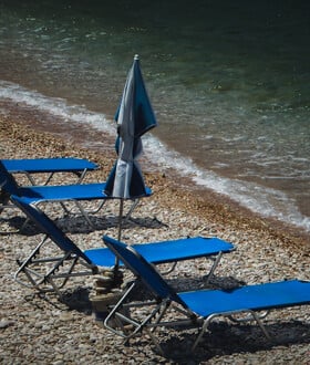 «Χρυσές» ξαπλώστρες και σαλάτες: Οι ακραίες τιμές στις παραλίες της Αττικής και η σύγκριση με το Μονακό