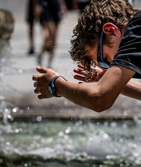 Η εξέλιξη του καύσωνα μέχρι την Τετάρτη: Οδηγίες προστασίας από τη ζέστη των 43°C
