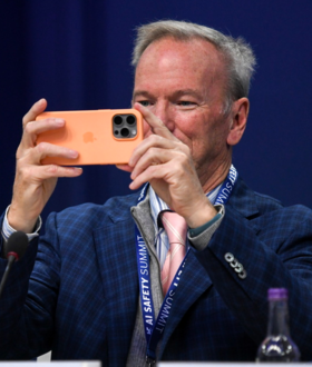 Ο πρώην CEO της Google έχει μια απλή συμβουλή για όσους θέλουν να συγκεντρωθούν ή να χαλαρώσουν