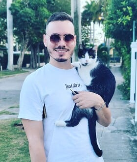 Σάντρο Κάστρο: Ο influencer εγγονός του Φιντέλ που συνεχίζει την επανάσταση στο Instagram 