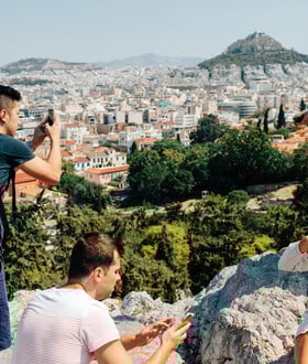 Τι βλέπει ο τουρίστας όταν εμείς βλέπoυμε απλώς την πόλη μας