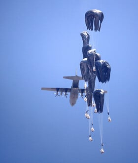 Γάζα: Αεροσκάφη C-130 από Ιορδανία και ΗΑΕ έριξαν 25 τόνους βοήθειας