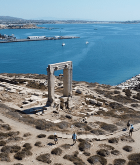 Συρματόπλεγμα στην Πορτάρα της Νάξου – Αντιδράσεις από ντόπιους και τουρίστες