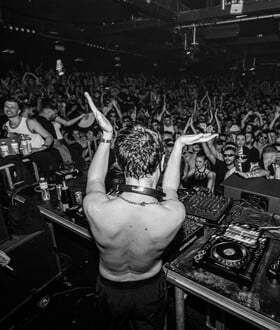 Γιατί οι DJ παίζουν χειρότερα στην Ελλάδα από ό,τι στο εξωτερικό;
