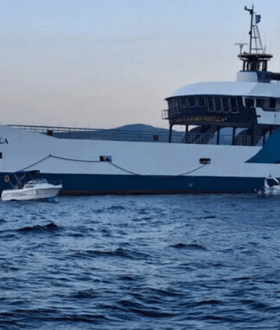 Εύβοια: Παραμένει κολλημένο το φέρι μποτ που έπεσε σε ξέρα στα Στύρα - Τι καταγγέλλουν οι επιβάτες