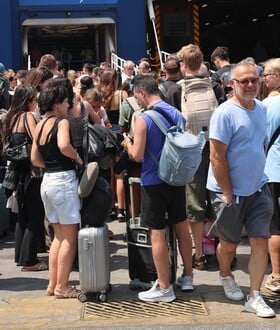 Αναχωρούν τα πλοία που έμειναν δεμένα για ώρες λόγω καιρού
