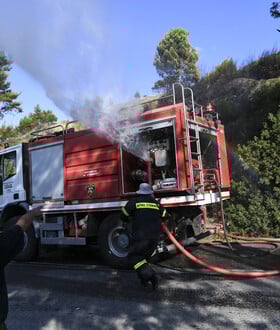 Φωτιά τώρα στον Άγιο Στέφανο - Στη μάχη και εναέρια μέσα