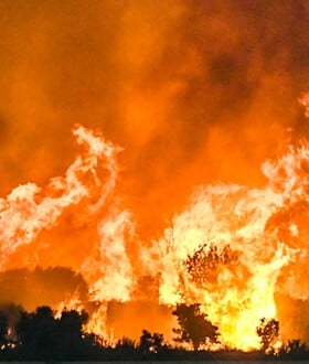 Φωτιά τώρα: Εκκενώνεται η Κάτω Αχαΐα, καίγονται εργοστάσια στη ΒΙΠΕ