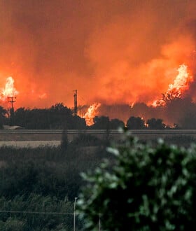 Φωτιές τώρα: Εκτός ελέγχου τα μέτωπα σε Αχαΐα, Μέγαρα, Πρέβεζα, Χίο και Ζάκυνθο