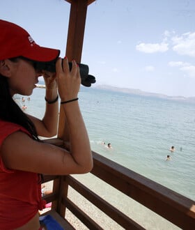 Αλεξανδρούπολη: Νήπιο 2 ετών έπλεε χωρίς τις αισθήσεις του - Διασώθηκε από ναυαγοσώστριες 