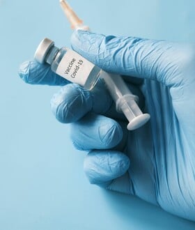Ο FDA εγκρίνει επικαιροποιημένα εμβόλια για τον Covid-19