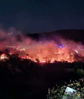 Σαλαμίνα: Υπό έλεγχο η φωτιά στο Βρωμοπούσι - Φέρεται να ξεκίνησε από βεγγαλικά