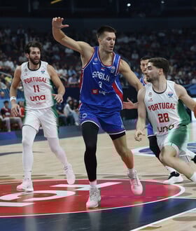 Eurobasket 2025: Ο Πετρούσεβ έριξε γροθιά σε αντίπαλό του και αποβλήθηκε 