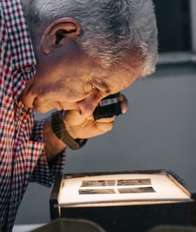 Ο Νίκος Φλώρος είναι ο τελευταίος φωτορεπόρτερ μιας άλλης Αθήνας