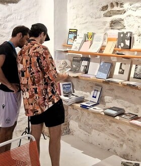 Arsenale: Το πιο απρόσμενο βιβλιοπωλείο των Κυκλάδων φτιάχτηκε στην Ανάφη