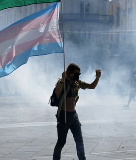 Χάος στη Γαλλία: Πάνω από 200 συλλήψεις και φωτιές στο Παρίσι - Τι είναι το κίνημα «Μπλοκάρουμε τα Πάντα»