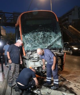 Πειραιάς: Ο οδηγός του τραμ είπε στις Αρχές ότι ένιωσε σκοτοδίνη - 30 τραυματίες από τη σύγκρουση