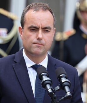 Γαλλία: Ο νέος πρωθυπουργός Λεκορνί αποσύρει την κατάργηση των δύο αργιών από το σχέδιο Μπαϊρού