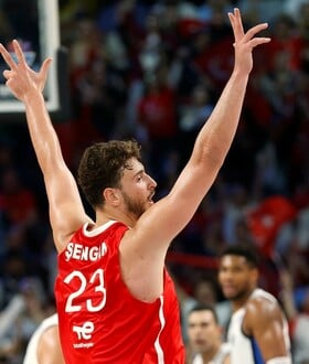 Eurobasket 2025: Αντιδράσεις για τις αναρτήσεις Σεγκούν με Κεμάλ και θαλασσινό αέρα μετά τη νίκη επί της Ελλάδας