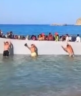 Γαύδος: Τι συνέβη τελικά με τη βάρκα με μετανάστες που έφτασε στην παραλία Σαρακήνικο - Η μαρτυρία λουόμενου