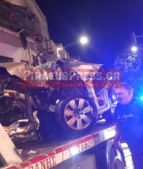 Τροχαίο στον Πειραιά: Αυτοκίνητο έπεσε σε κολώνα - Νεκρός ο οδηγός