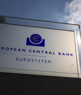 H ΕΚΤ συμβουλεύει τον κόσμο: «Κρατήστε μετρητά στο σπίτι»