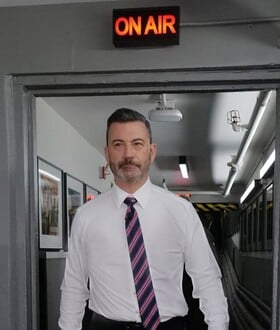 Τζίμι Κίμελ: Επέστρεψε και αποθεώθηκε - Όσα είπε για Τραμπ, Κερκ, Disney