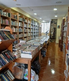 Κίνδυνος για 110.000 τόμους: Έκκληση από το «Παλαιοβιβλιοπωλείο των Αστέγων» μετά την έξωση