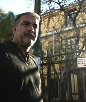 Βασίλης Μπισμπίκης: Τι λέει η συνεργάτιδα του ηθοποιού και τι ο αστυνομικός που έλαβε το τηλεφώνημα
