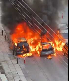 Άλιμος: ΙΧ πήρε φωτιά εν κινήσει - Οι φλόγες επεκτάθηκαν και σε άλλα τρία αυτοκίνητα