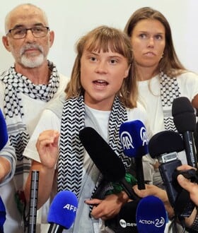 Η Γκρέτα Τούνμπεργκ στην Αθήνα: «Ας είμαστε σαφείς, μια γενοκτονία διεξάγεται μπροστά στα μάτια μας»