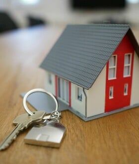 Το «όνειρο» του Airbnb φτάνει στο τέλος: Γιατί χιλιάδες ιδιοκτήτες αποσύρουν τα ακίνητά τους