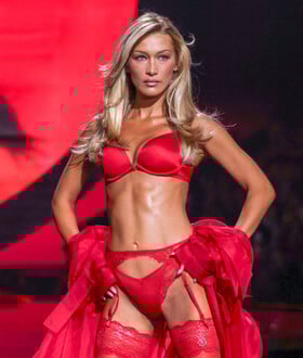Victoria’s Secret Fashion Show 2025: Η θεαματική επιστροφή της Μπέλα Χαντίντ - Η Jasmine Tookes περπάτησε έγκυος