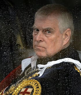 Ο πρίγκιπας Άντριου παραιτείται από όλους τους τίτλους του: «Βάζω πάνω απ' όλα το καθήκον μου προς την οικογένεια»