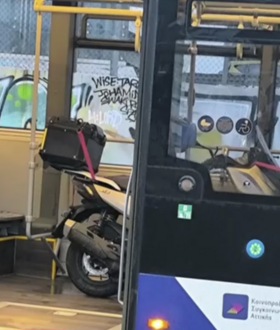 Οδηγός λεωφορείου μεταφέρει τη μηχανή του με το... λεωφορείο