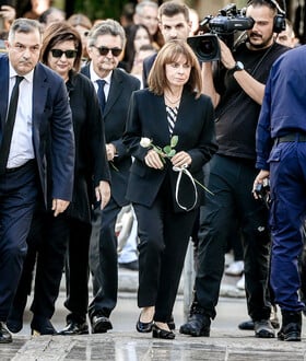 Συγκίνησε η Κατερίνα Σακελλαροπούλου στην κηδεία Σαββόπουλου: «Θα σου την προσέχουμε την Άσπα, να είσαι ήσυχος»