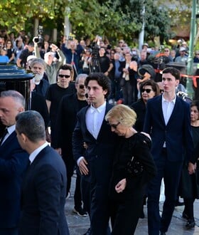 Με τραγούδια και δάκρυα η Ελλάδα αποχαιρέτησε τον Διονύση Σαββόπουλο