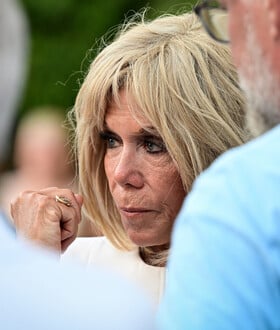 Μπριζίτ Μακρόν: «Οι ψευδείς ισχυρισμοί έβλαψαν την ποιότητα ζωής της» κατέθεσε η κόρη της
