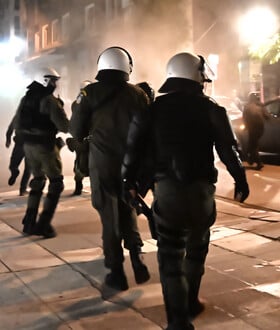 Εξάρχεια: Επεισόδια μετά από πορεία για τον θάνατο του άνδρα από τη βόμβα στους Αμπελόκηπους