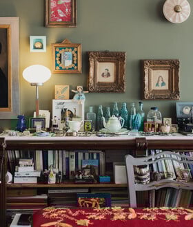 Ένα σπίτι με αμέτρητα μπουκάλια. 