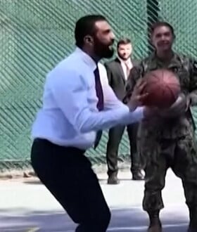 Ο αλ-Σαράα παίζει μπάσκετ με Αμερικανούς αξιωματούχους ενόψει της συνάντησης με τον Τραμπ