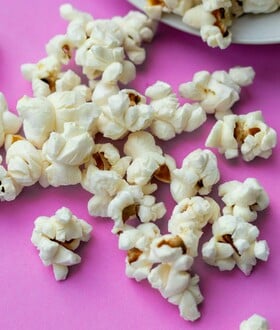 «Ποπ κορν αντί για πατατάκια» κι άλλες 4 αλλαγές στην καθημερινότητα για πιο υγιές έντερο