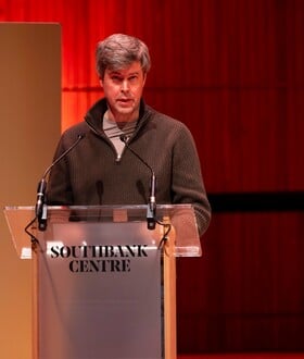 Βραβείο Booker 2025: Νικητής ο Ουγγροβρετανός David Szalay για το «σκοτεινό μυθιστόρημα» Flesh