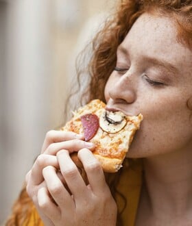 Καρκίνος του εντέρου σε νεότερες ηλικίες: Nέα μελέτη εξετάζει τον ρόλο της διατροφής