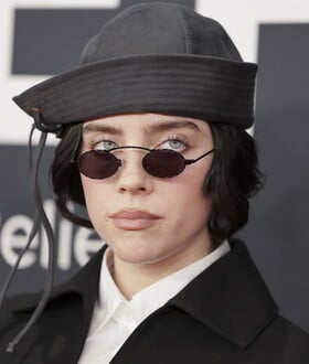 Billie Eilish: Επιτίθεται στον Μασκ καθώς ο δισεκατομμυριούχος πλησιάζει το κατώφλι του 1 τρισ. δολαρίων