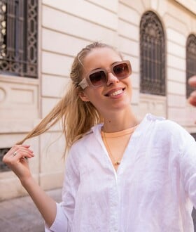 Οι γυναίκες κρύβουν τους συντρόφους τους στο διαδίκτυο και οι λόγοι είναι πολλοί