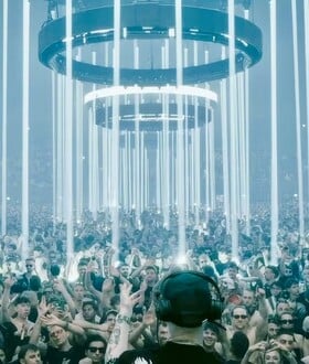 Πρώτα κλείνεις το πάρτι και μετά το αεροπορικό. Όλοι το ξέρουν αυτό