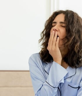 Γιατί χασμουριόμαστε όταν νυστάζουμε