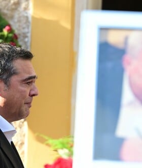 Με τρεμάμενη φωνή ο Αλέξης Τσίπρας στην κηδεία Φλαμπουράρη: «Καλό σου ταξίδι παππού Αλέκο»